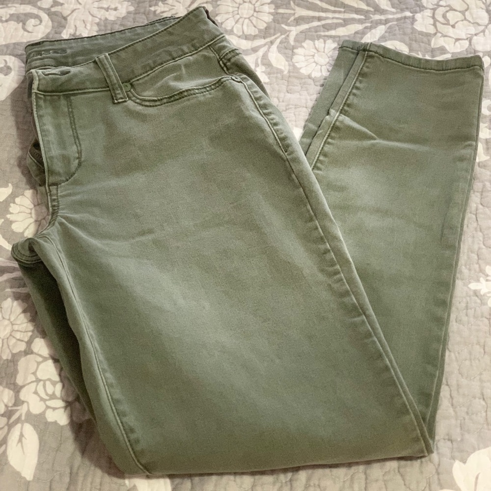 Maurices green jeggings, size medium